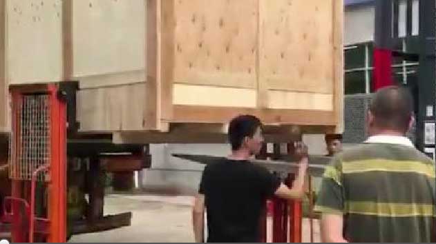 爆款uv打印機YD-F2513R5發(fā)往美國夏洛特